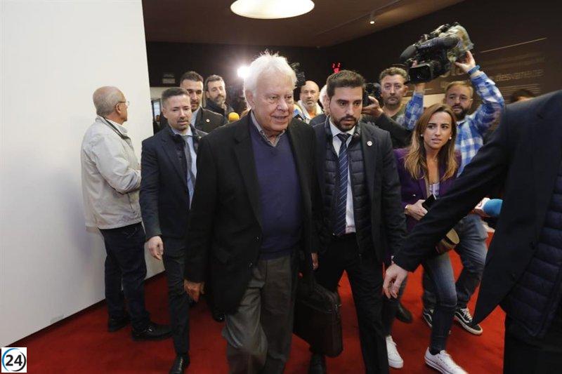 Felipe González critica duramente la postura de Puigdemont en las negociaciones para la investidura, considerándola fuera de lugar