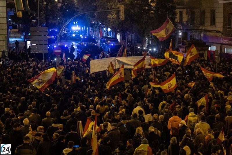 Miles se congregan pacíficamente en Ferraz durante sexta noche de protestas progresistas.