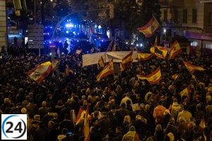 Miles se congregan pacíficamente en Ferraz durante sexta noche de protestas progresistas.
