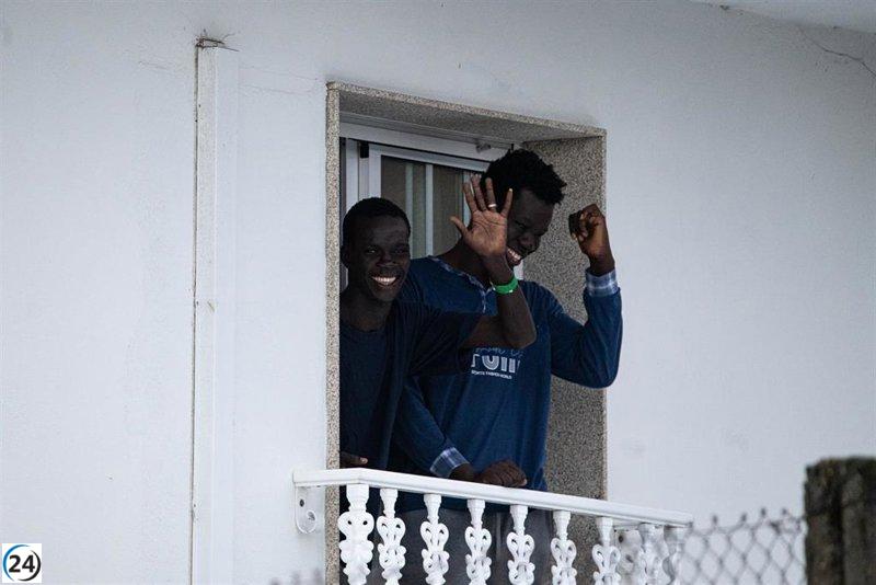 Sanxenxo acoge a 54 migrantes llegados de Canarias, quienes serán alojados en un hotel local.