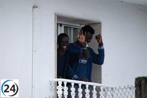 Sanxenxo acoge a 54 migrantes llegados de Canarias, quienes serán alojados en un hotel local.