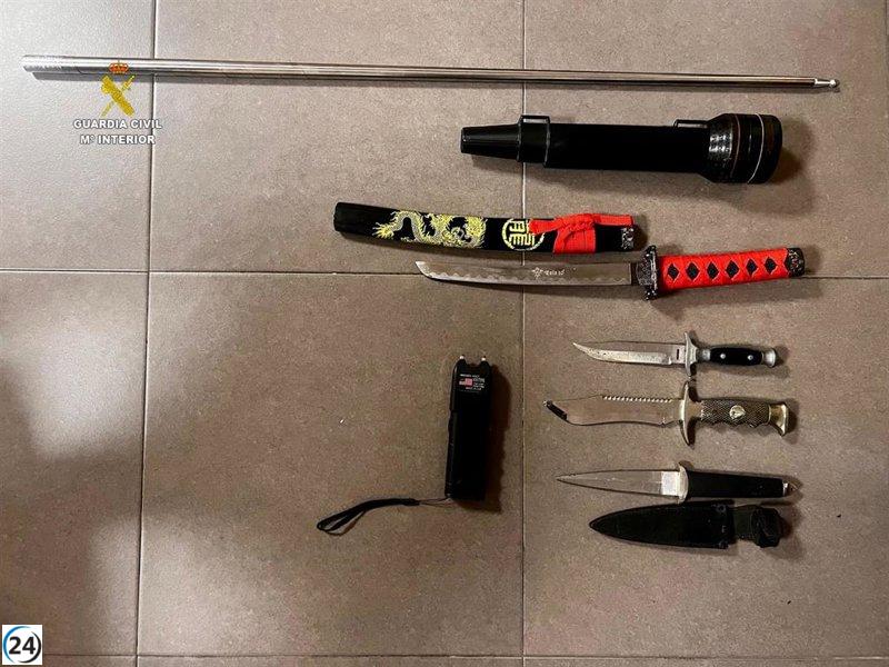 Hombre detenido por violencia de género poseía clandestinamente un arsenal de armas ilegales en su hogar.