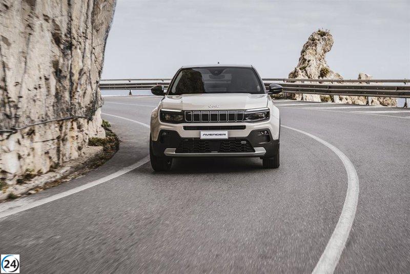 Jeep impresiona al mercado europeo con su revolucionario Avenger e-Hybrid, aceptando pedidos a partir de finales de noviembre.