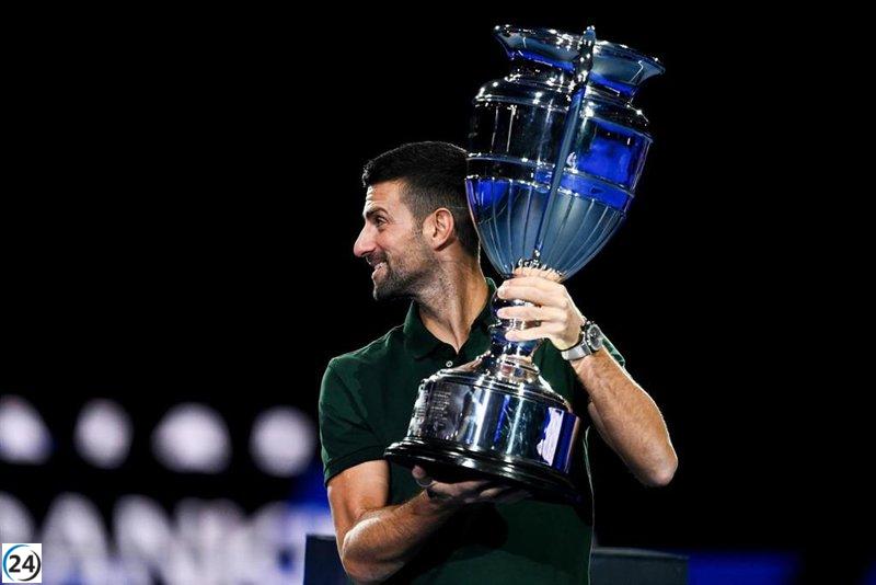 Djokovic celebra su triunfo como líder mundial del tenis en 2023 con su merecido trofeo.