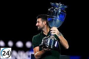 Djokovic celebra su triunfo como líder mundial del tenis en 2023 con su merecido trofeo.