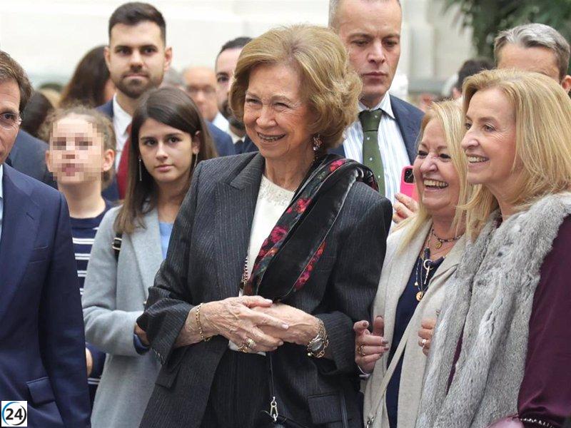 La Reina Sofía inaugura el Rastrillo de Nuevo Futuro, tomando el lugar de la Infanta Pilar.