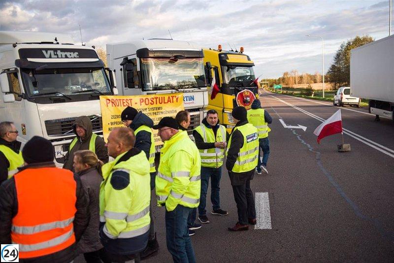 Casi 2.800 camiones de Ucrania varados por bloqueos de transportistas en la frontera polaca