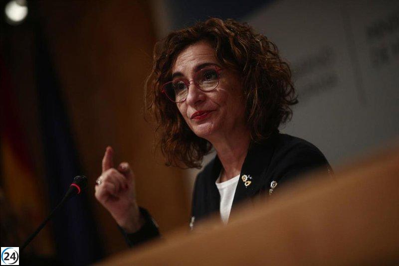 Montero confía en la aprobación temprana de los PGE en 2024 gracias a acuerdos previos