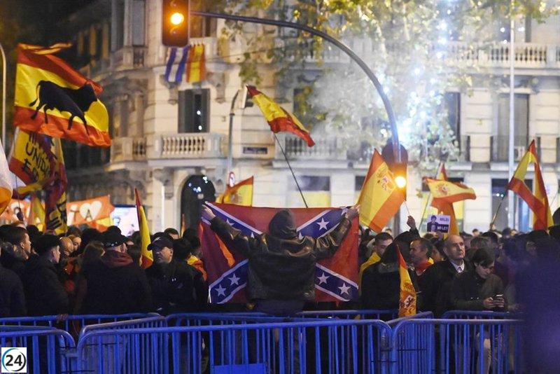 Miles de manifestantes se congregan nuevamente en sede del PSOE en Ferraz en una protesta masiva, la más grande de la semana.
