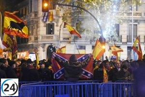 Miles de manifestantes se congregan nuevamente en sede del PSOE en Ferraz en una protesta masiva, la más grande de la semana.