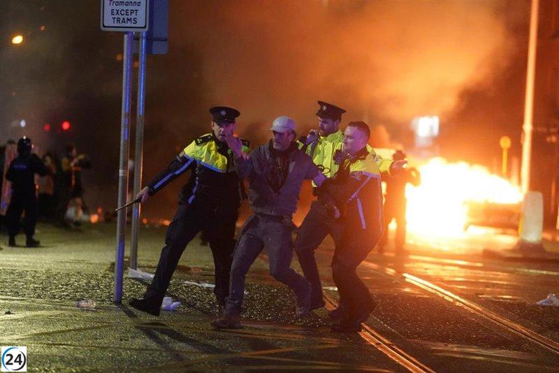 La Policía irlandesa revisa exhaustivamente miles de horas de grabaciones para reforzar la seguridad tras los disturbios.