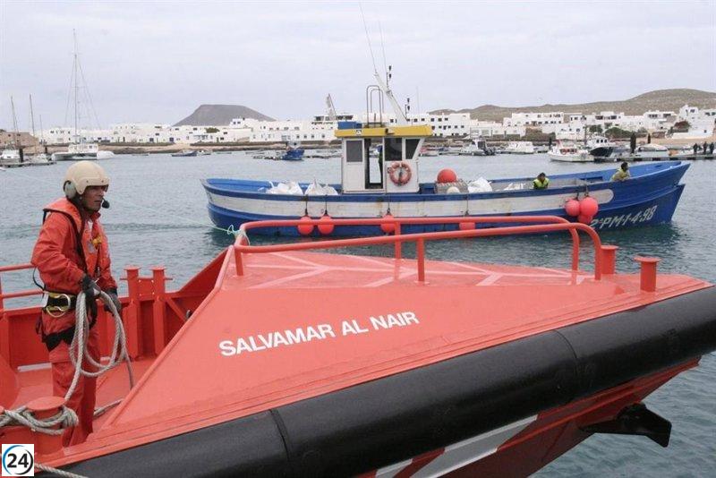 Rescatan 47 personas, incluyendo menores, en una patera cerca de Lanzarote.