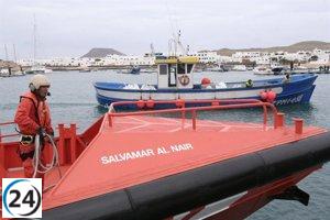 Rescatan 47 personas, incluyendo menores, en una patera cerca de Lanzarote.
