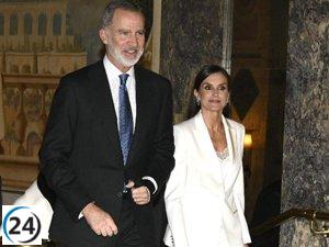 La reina Letizia elige un impecable 'total white' para los Premios Francisco Cerecedo.