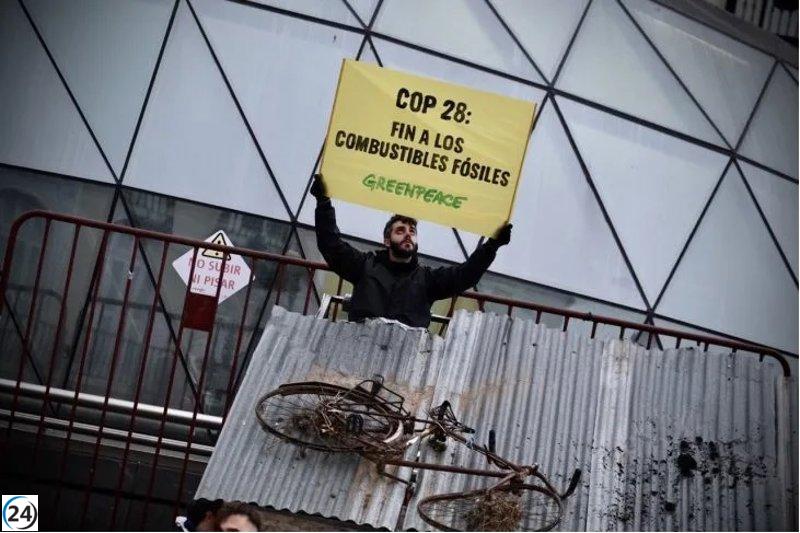 Greenpeace crea un impactante escenario climático en la Puerta del Sol usando restos de la DANA de Madrid antes de la COP28.