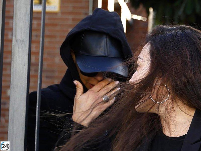 Chenoa mantiene un misterioso comportamiento evitando ser reconocida en su momento más difícil.