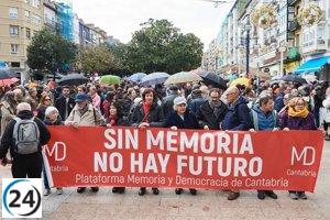 Multitudinaria marcha en Santander bajo la lluvia en rechazo a la derogación de la Ley de Memoria