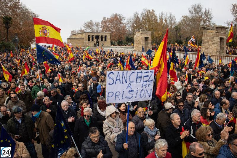 Multitudinaria protesta en Madrid contra la propuesta de amnistía promovida por el PP en el Templo de Debod