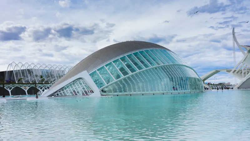 La Ciudad de las Artes y las Ciencias de Valencia: una muestra de arquitectura futurista en España